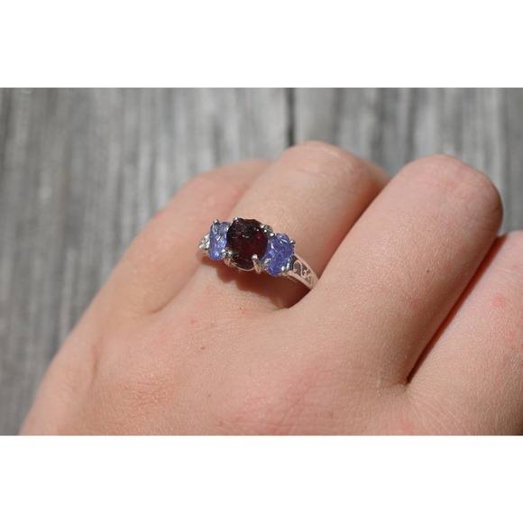 Tanzanite and garnet ring, unique raw stone rings, alternative engagement rings - Picture 2 of 3